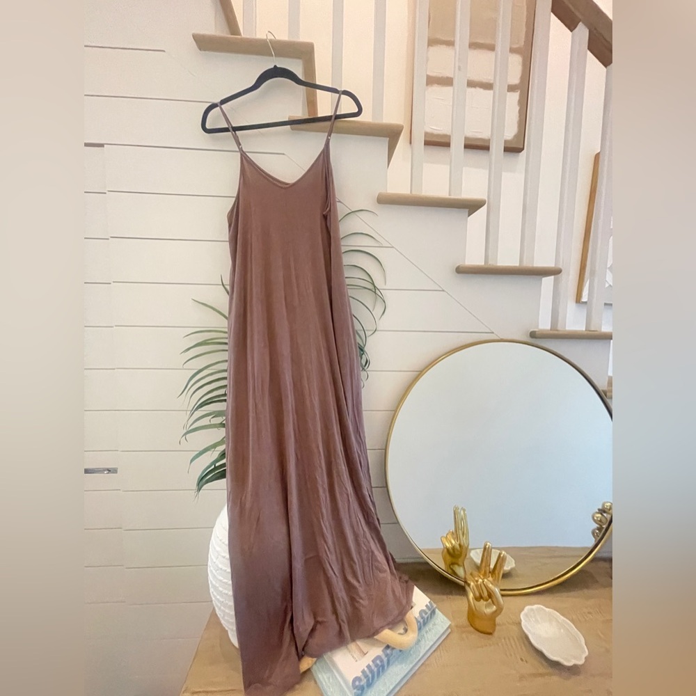 Women’s Size Medium, Brown Maxi Dress With Pockets and adjustable straps
